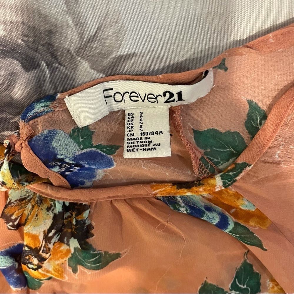 F21 Flutter sleeve floral top S - Picture 3 of 4